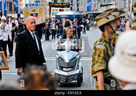 Sydney, Australia. Xxv Aprile, 2015. Un veterano (C) assiste il marzo commemora l'Anzac Day centenario a Sydney in Australia, 25 aprile 2015. Centinaia di migliaia di australiani in tutto il paese ha commemorato il sabato il giorno di Anzac, il centesimo anniversario della campagna di Gallipoli che era in Australia la prima grande azione militare come una nazione indipendente. Credito: Jin Linpeng/Xinhua/Alamy Live News Foto Stock