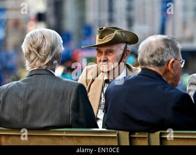 Sydney, Australia. Xxv Aprile, 2015. Veterani frequentare il marzo commemora l'Anzac Day centenario a Sydney in Australia, 25 aprile 2015. Centinaia di migliaia di australiani in tutto il paese ha commemorato il sabato il giorno di Anzac, il centesimo anniversario della sfortunata campagna di Gallipoli che era in Australia la prima grande azione militare come una nazione indipendente. Credito: Jin Linpeng/Xinhua/Alamy Live News Foto Stock