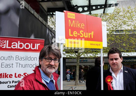 Basildon, Regno Unito. Xxv Aprile, 2015. Sabato 25 Aprile, 2015. Basildon. Mike Le-Surf, potenziale candidato per il Sud Basildon e Oriente Thurrock in Basildon Town Center a domicilio per il sostegno nelle prossime elezioni generali. Credito: Gordon Scammell/Alamy Live News Foto Stock