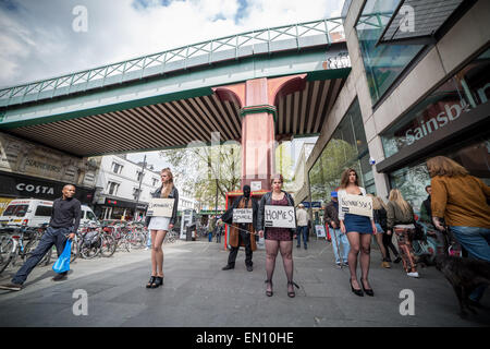 Anti-gentrification manifestanti fuori Brixton archi protestando il nuovo sviluppo che minaccia le imprese locali e le case della zona. Foto Stock