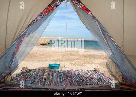 Vista dall'interno di una tenda della costa del Mar Rosso e della penisola. Foto Stock