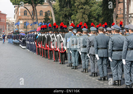 Roma, Italia. Xxv Aprile, 2015. Presidente Mattarella a 70 anni di libertà celebrazione in Roma. Mattarella incontrerà i veterani associazione durante la liberazione anniversario. Presidente Mattarella riceve al Palazzo del Quirinale, rappresentanti delle associazioni dei veterani, arma e partigiano, in presenza del Ministro della difesa e le forze armate dei vertici, durante il settantesimo anniversario della liberazione. Credit: Davide Fracassi/Pacific Press/Alamy Live News Foto Stock