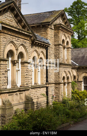 Regno Unito, Inghilterra, Yorkshire, Bradford, Saltaire, Victoria Road, almshouse dettagli architettonici Foto Stock