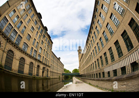 Regno Unito, Inghilterra, Yorkshire, Saltaire, sali di mulini e Leeds e Liverpool Canal, fish eye vista lente Foto Stock