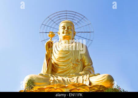 Seduta gigante Buddha d'oro. Dalat, Vietnam Foto Stock