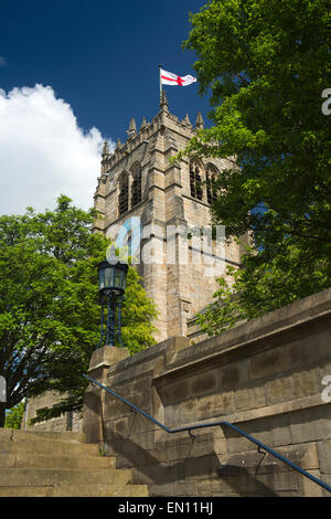 Regno Unito, Inghilterra, Yorkshire, Bradford, Barkerend Rd, Bradford Cattedrale con la torre di San Giorgio battenti bandiera Foto Stock