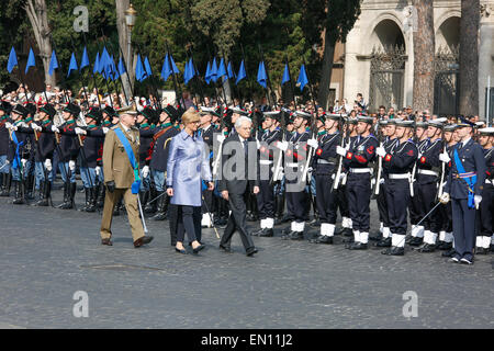 Roma, Italia. Xxv Aprile, 2015. Presidente Mattarella a 70 anni di libertà celebrazione in Roma. Mattarella incontrerà i veterani associazione durante la liberazione anniversario. Presidente Mattarella riceve al Palazzo del Quirinale, rappresentanti delle associazioni dei veterani, arma e partigiano, in presenza del Ministro della difesa e le forze armate dei vertici, durante il settantesimo anniversario della liberazione. Credit: Davide Fracassi/Pacific Press/Alamy Live News Foto Stock