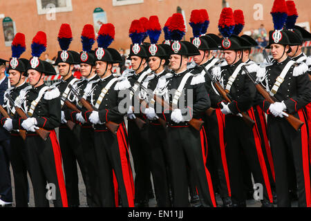 Roma, Italia. Xxv Aprile, 2015. Presidente Mattarella a 70 anni di libertà celebrazione in Roma. Mattarella incontrerà i veterani associazione durante la liberazione anniversario. Presidente Mattarella riceve al Palazzo del Quirinale, rappresentanti delle associazioni dei veterani, arma e partigiano, in presenza del Ministro della difesa e le forze armate dei vertici, durante il settantesimo anniversario della liberazione. Credit: Davide Fracassi/Pacific Press/Alamy Live News Foto Stock