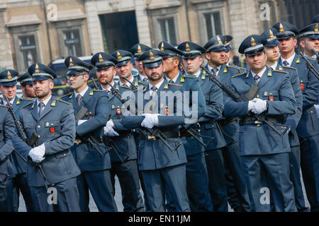 Roma, Italia. Xxv Aprile, 2015. Presidente Mattarella a 70 anni di libertà celebrazione in Roma. Mattarella incontrerà i veterani associazione durante la liberazione anniversario. Presidente Mattarella riceve al Palazzo del Quirinale, rappresentanti delle associazioni dei veterani, arma e partigiano, in presenza del Ministro della difesa e le forze armate dei vertici, durante il settantesimo anniversario della liberazione. Credit: Davide Fracassi/Pacific Press/Alamy Live News Foto Stock