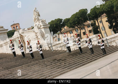 Roma, Italia. Xxv Aprile, 2015. Presidente Mattarella a 70 anni di libertà celebrazione in Roma. Mattarella incontrerà i veterani associazione durante la liberazione anniversario. Presidente Mattarella riceve al Palazzo del Quirinale, rappresentanti delle associazioni dei veterani, arma e partigiano, in presenza del Ministro della difesa e le forze armate dei vertici, durante il settantesimo anniversario della liberazione. Credit: Davide Fracassi/Pacific Press/Alamy Live News Foto Stock