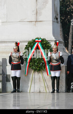 Roma, Italia. Xxv Aprile, 2015. Presidente Mattarella a 70 anni di libertà celebrazione in Roma. Mattarella incontrerà i veterani associazione durante la liberazione anniversario. Presidente Mattarella riceve al Palazzo del Quirinale, rappresentanti delle associazioni dei veterani, arma e partigiano, in presenza del Ministro della difesa e le forze armate dei vertici, durante il settantesimo anniversario della liberazione. Credit: Davide Fracassi/Pacific Press/Alamy Live News Foto Stock