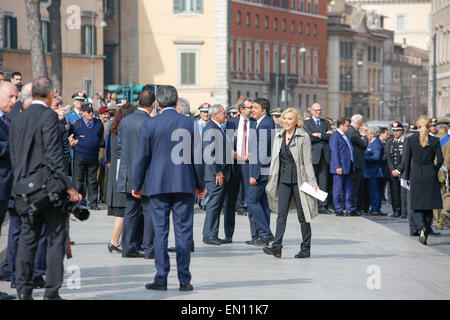 Roma, Italia. Xxv Aprile, 2015. Presidente Mattarella a 70 anni di libertà celebrazione in Roma. Mattarella incontrerà i veterani associazione durante la liberazione anniversario. Presidente Mattarella riceve al Palazzo del Quirinale, rappresentanti delle associazioni dei veterani, arma e partigiano, in presenza del Ministro della difesa e le forze armate dei vertici, durante il settantesimo anniversario della liberazione. Credit: Davide Fracassi/Pacific Press/Alamy Live News Foto Stock