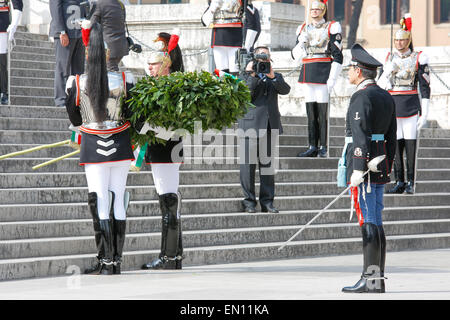 Roma, Italia. Xxv Aprile, 2015. Presidente Mattarella a 70 anni di libertà celebrazione in Roma. Mattarella incontrerà i veterani associazione durante la liberazione anniversario. Presidente Mattarella riceve al Palazzo del Quirinale, rappresentanti delle associazioni dei veterani, arma e partigiano, in presenza del Ministro della difesa e le forze armate dei vertici, durante il settantesimo anniversario della liberazione. Credit: Davide Fracassi/Pacific Press/Alamy Live News Foto Stock