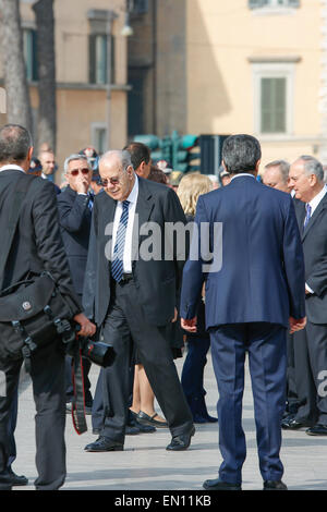 Roma, Italia. Xxv Aprile, 2015. Presidente Mattarella a 70 anni di libertà celebrazione in Roma. Mattarella incontrerà i veterani associazione durante la liberazione anniversario. Presidente Mattarella riceve al Palazzo del Quirinale, rappresentanti delle associazioni dei veterani, arma e partigiano, in presenza del Ministro della difesa e le forze armate dei vertici, durante il settantesimo anniversario della liberazione. Credit: Davide Fracassi/Pacific Press/Alamy Live News Foto Stock