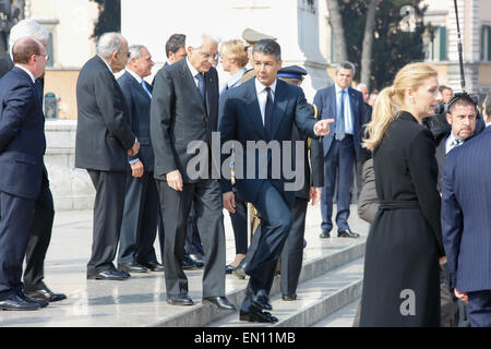 Roma, Italia. Xxv Aprile, 2015. Presidente Mattarella a 70 anni di libertà celebrazione in Roma. Mattarella incontrerà i veterani associazione durante la liberazione anniversario. Presidente Mattarella riceve al Palazzo del Quirinale, rappresentanti delle associazioni dei veterani, arma e partigiano, in presenza del Ministro della difesa e le forze armate dei vertici, durante il settantesimo anniversario della liberazione. Credit: Davide Fracassi/Pacific Press/Alamy Live News Foto Stock