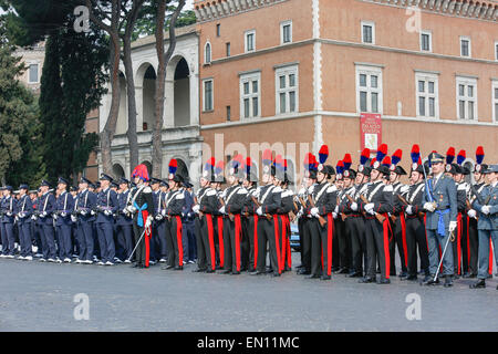 Roma, Italia. Xxv Aprile, 2015. Presidente Mattarella a 70 anni di libertà celebrazione in Roma. Mattarella incontrerà i veterani associazione durante la liberazione anniversario. Presidente Mattarella riceve al Palazzo del Quirinale, rappresentanti delle associazioni dei veterani, arma e partigiano, in presenza del Ministro della difesa e le forze armate dei vertici, durante il settantesimo anniversario della liberazione. Credit: Davide Fracassi/Pacific Press/Alamy Live News Foto Stock