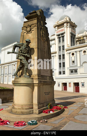 Regno Unito, Inghilterra, Yorkshire, Bradford, Morley Street, Memoriale di guerra e Teatro Alhambra Foto Stock