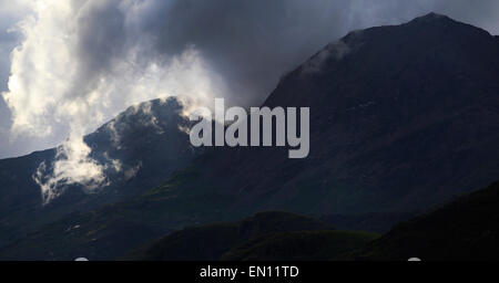 Nuvole temporalesche rompersi nel presepe Goch e Garnedd Ugain sul Snowdon massiccio, Snowdonia, Galles, Europa Foto Stock