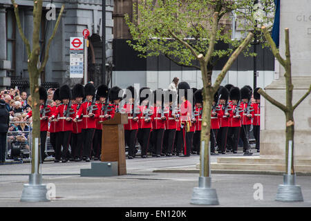 Una commemorazione a Londra in occasione del centenario della campagna di Gallipoli 25 Aprile 2015 presso il Cenotafio su Whitehall, Westminster. I discendenti di coloro che hanno combattuto nella campagna anche marzo passato, guidato dal personale militare, come parte della cerimonia. Si tratta di un'aggiunta alla consueta cerimonia annuale organizzata byvThe elevate commissioni di Australia e Nuova Zelanda. Foto Stock