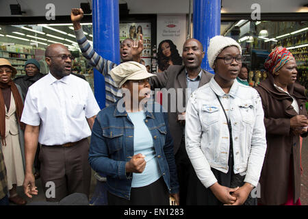 Londra, Regno Unito. Sabato 25 Aprile 2015. La vita più profonda la Bibbia Chiesa canta per diffondere la loro parola cristiana, di Brixton, Sud Londra, Regno Unito. Credito: Michael Kemp/Alamy Live News Foto Stock