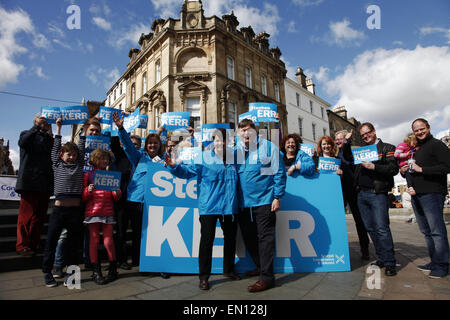 Stirling, Scozia, Regno Unito. Xxv Aprile, 2015. Ruth Davidson scozzese campagne conservatori accanto al candidato locale Stephen Kerr in questa cruciale SNP / biella sede marginale. Credito: ALAN OLIVER/Alamy Live News Foto Stock