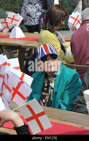 Londra, Regno Unito. Xxv Aprile, 2015. Trafalgar Square, Londra, Regno Unito. Xxv Aprile 2015. La festa di San Giorgio è celebrata in Trafalgar Square, Londra, con cibo, bevande e intrattenimento tutti con un St George tema. Credito: Matteo Chattle/Alamy Live News Foto Stock