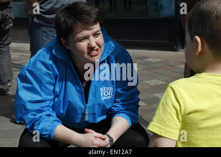 Stirling, Scozia, Regno Unito. Xxv Aprile, 2015. Ruth Davidson scozzese campagne conservatori accanto al candidato locale Stephen Kerr in questa cruciale SNP / biella sede marginale. Credito: ALAN OLIVER/Alamy Live News Foto Stock