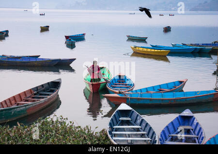 Un Nepalese la gente locale nella sua barca sul Lago Phewa in Pokhara, Nepal Foto Stock