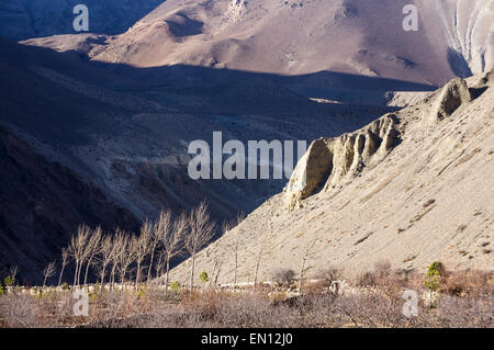 Vista sulle montagne nel sud del Mustang, vicino a Kagbeni, Nepal. Foto Stock