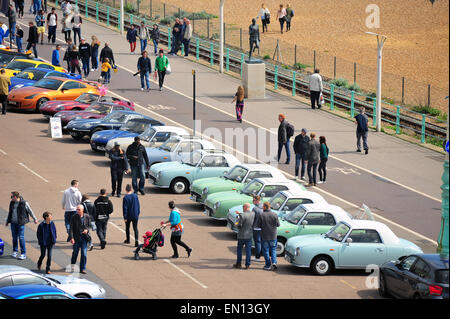 Linea di automobili fino sul lungomare di Brighton per l incarnazione car show su Madeira Drive. Brighton è stato occupato con trippers giorno godendo il caldo aprile meteo. Credito: Jonny bianco/Alamy Live News Foto Stock