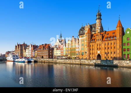 Vista del riverside sulla Città Vecchia dal fiume Motlawa in inizio di mattina di luce. Gdansk, Polonia. Foto Stock