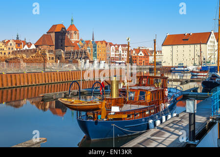 Vista del riverside sulla Città Vecchia dal fiume Motlawa in inizio di mattina di luce. Gdansk, Polonia. Foto Stock