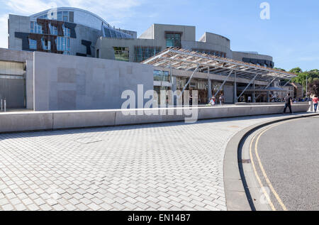 Vista esterna del parlamento scozzese nella soleggiata estate meteo Foto Stock