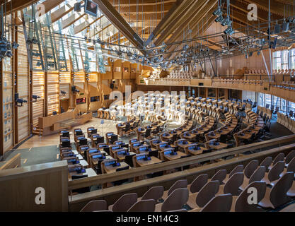 Interno della Camera dei dibattiti del Parlamento scozzese, nessun MSPs seduta. Foto Stock