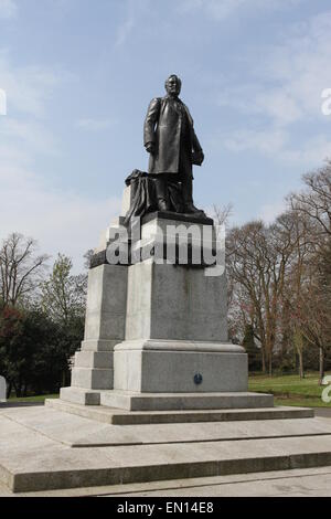 Statua di Andrew Carnegie in Pittencrieff Park Dunfermline Fife Scozia Aprile 2015 Foto Stock