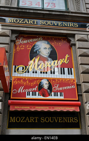 Una segnaletica di Mozart sopra l'entrata di un negozio di souvenir, Vienna, Austria. Foto Stock