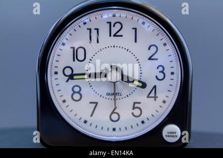 Un singolo orologio in bianco e nero che mostra una seconda mano in movimento su uno sfondo normale Foto Stock