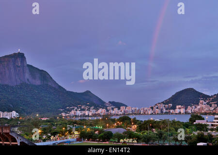 Rainbow su Rio de Janeiro Corcovado, Rodrigo de Freitas lagoon Foto Stock