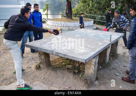 Ragazzi giocando a ping-pong in Pokhara, Nepal Foto Stock