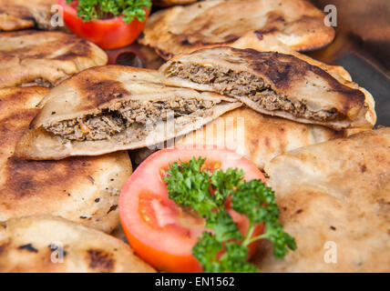 Disposizione dei hawawshi egiziano sul display in un ristorante orientale a buffet Foto Stock