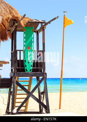 Lifeguard hut e bandiera gialla sulla spiaggia caraibica Foto Stock