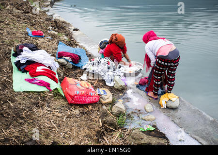 Le donne nepalesi panno lavaggio al Lago Phewa in Annapurna valle di Pokhara in Nepal Foto Stock