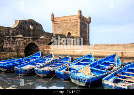 Bella blu barche in Essaouira porto vecchio, Marocco Foto Stock