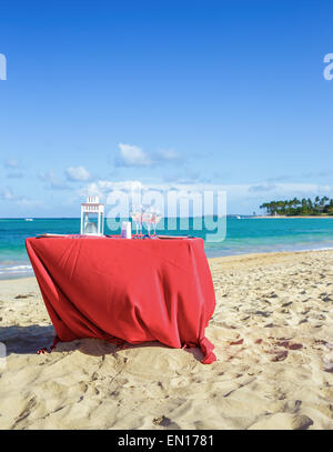 Tabella party sulla spiaggia caraibica Foto Stock