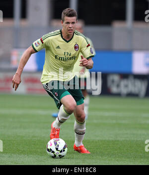 Udine, Italia. Xxv Aprile, 2015. L'Italia, Udine:AC Milan il centrocampista Marco Van Ginkel corre con la palla durante il campionato italiano di una partita di calcio tra Udinese Calcio e AC Milano sabato 25 aprile 2015 in Friuli Stadium di Udine. Credito: Andrea Spinelli/Alamy Live News Foto Stock