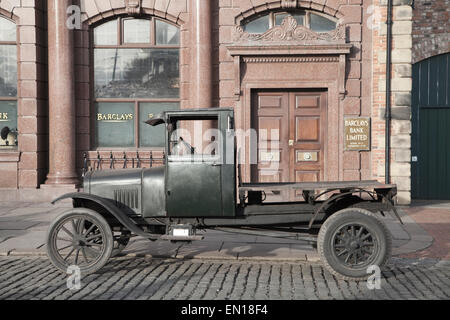 Vintage veicolo parcheggiato al di fuori di un ri-creazione di un Barclay's Bank office in città a Beamish Open Air Museum, Co. Durham. Foto Stock