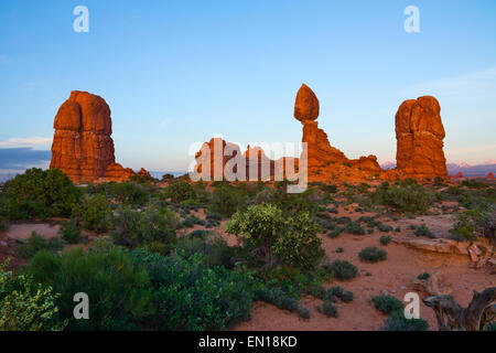 Roccia equilibrato nel Parco Nazionale di Arches nei pressi di Moab Utah al tramonto Foto Stock