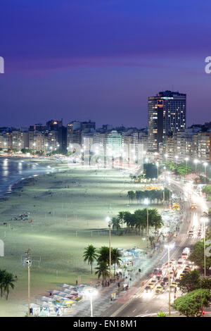 Vista di Leme e spiaggia di Copacabana i quartieri di notte, Rio de Janeiro, Brasile Foto Stock