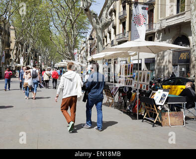 La gente che camminava sulla Rambla da parte di un artista in stallo, Barcellona, in Catalogna, Spagna Foto Stock