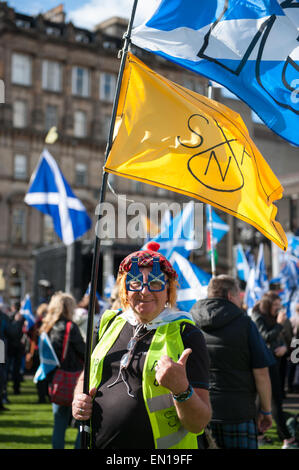 Glasgow, Scotland, Regno Unito. Xxv Aprile, 2015. Migliaia di persone si riuniscono in George Square, aka "Piazza della Libertà" per pro-SNP e anti-rally di austerità Credito: Tony Clerkson/Alamy Live News Foto Stock